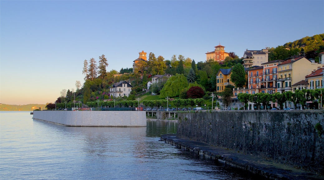 Stresa mostrando un atardecer, una pequeña ciudad o aldea y un río o arroyo