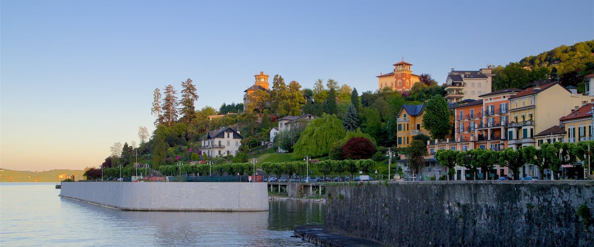 Stresa ofreciendo una pequeña ciudad o pueblo, un río o arroyo y una puesta de sol