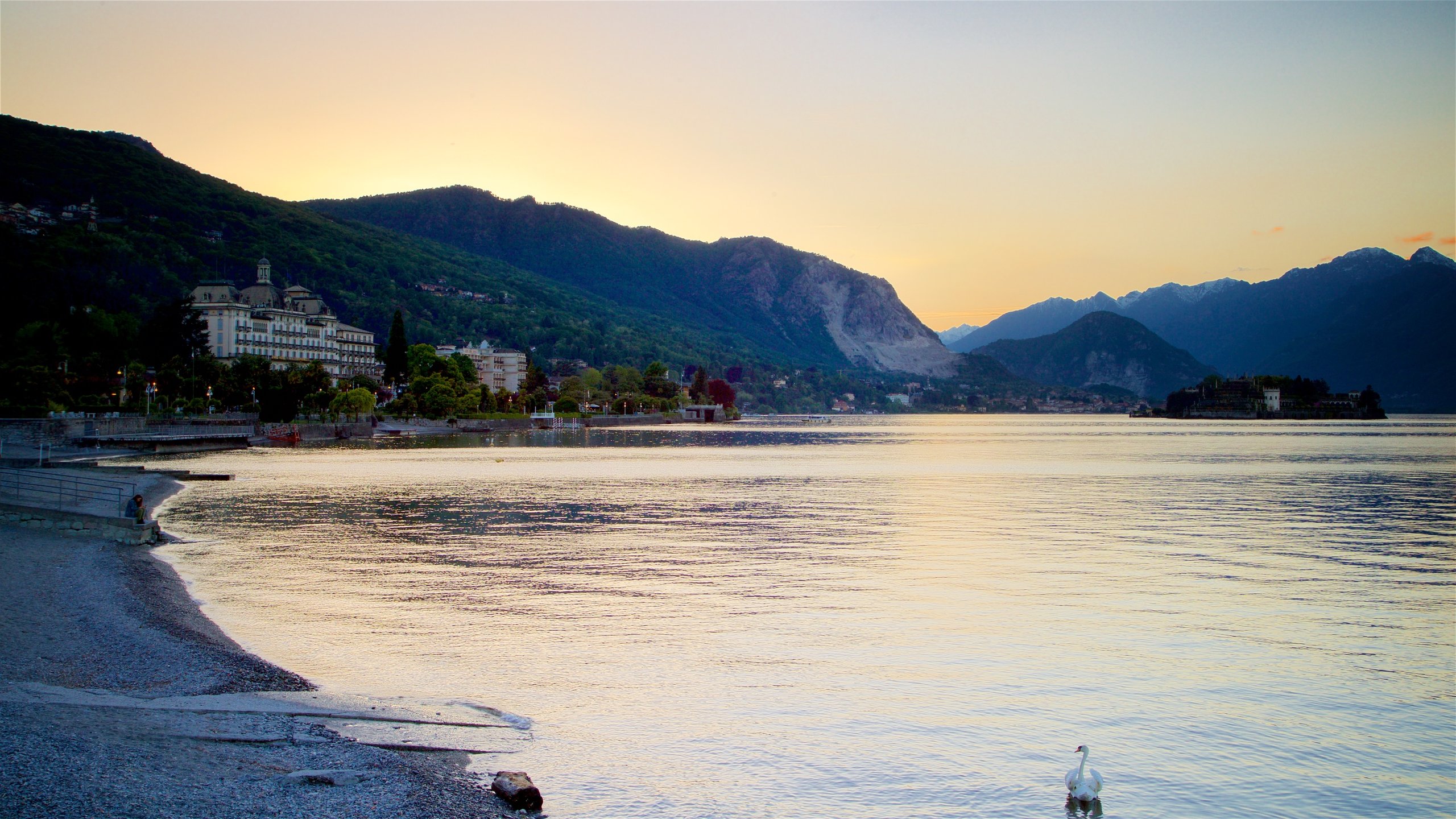 Stresa mostrando una puesta de sol, un lago o abrevadero y una pequeña ciudad o pueblo