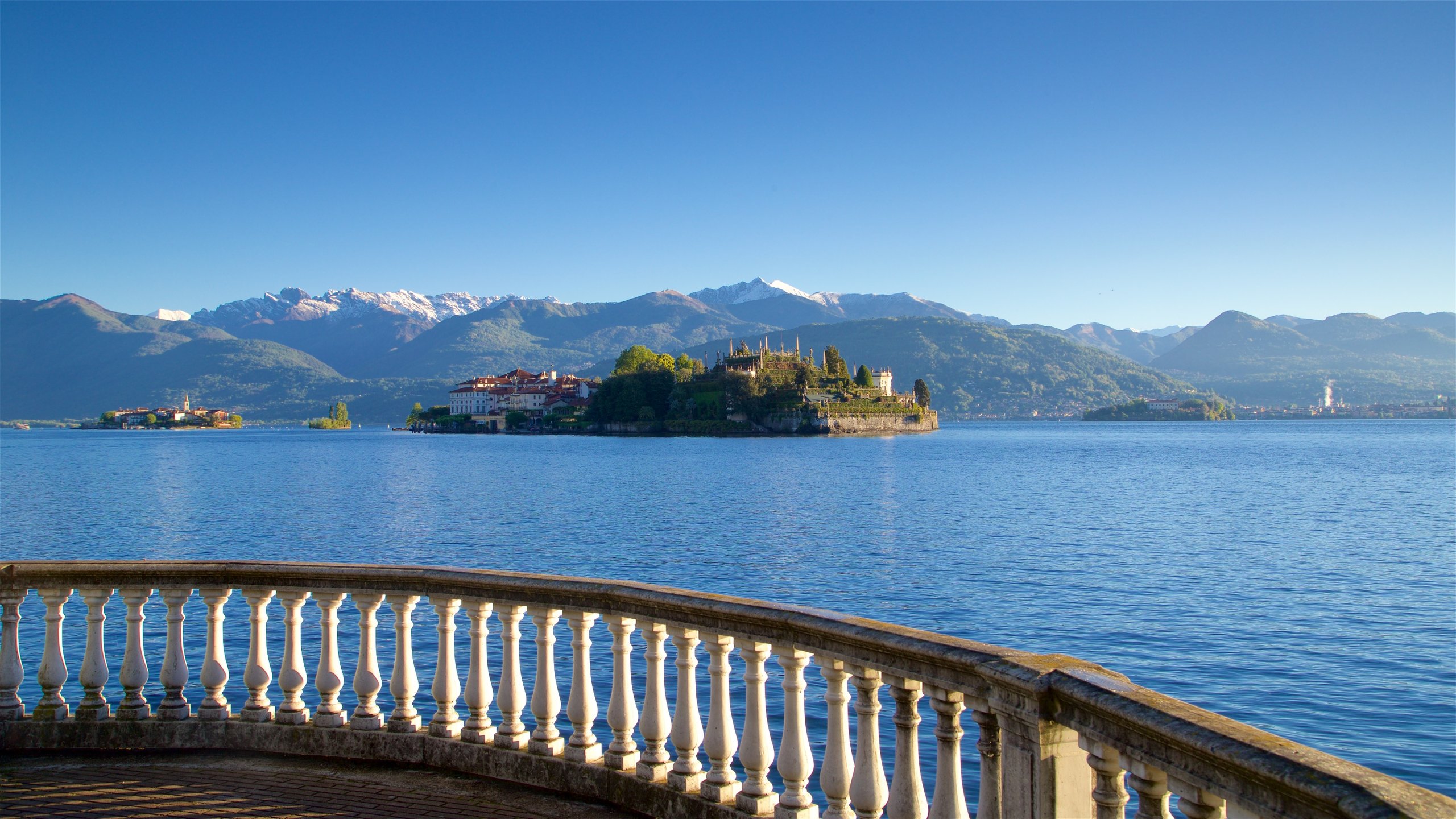 Stresa que incluye montañas, vistas de una isla y un lago o abrevadero