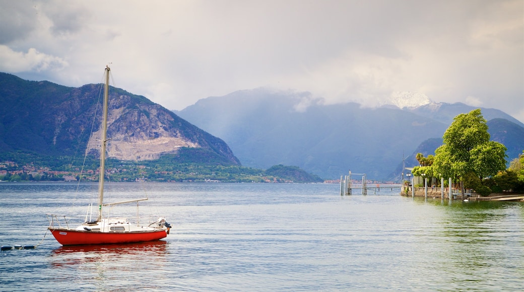 Verbania che include montagna, giro in barca e fiume o ruscello