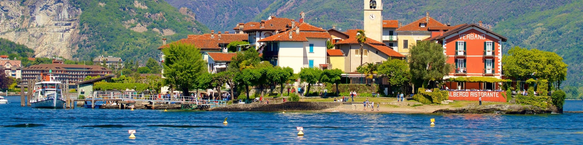 Isola dei Pescatori mit einem Berge, Kleinstadt oder Dorf und See oder Wasserstelle