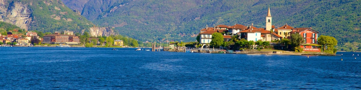 Isola dei Pescatori mit einem Kleinstadt oder Dorf, See oder Wasserstelle und Berge