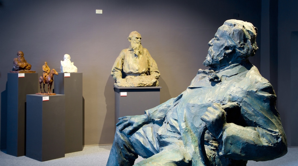 Museo del Paesaggio welches beinhaltet Innenansichten und Statue oder Skulptur