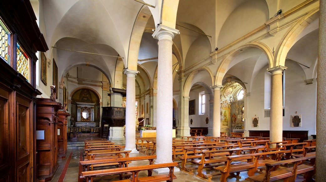 Chiesa di San Leonardo che include chiesa o cattedrale, oggetti d\'epoca e vista interna