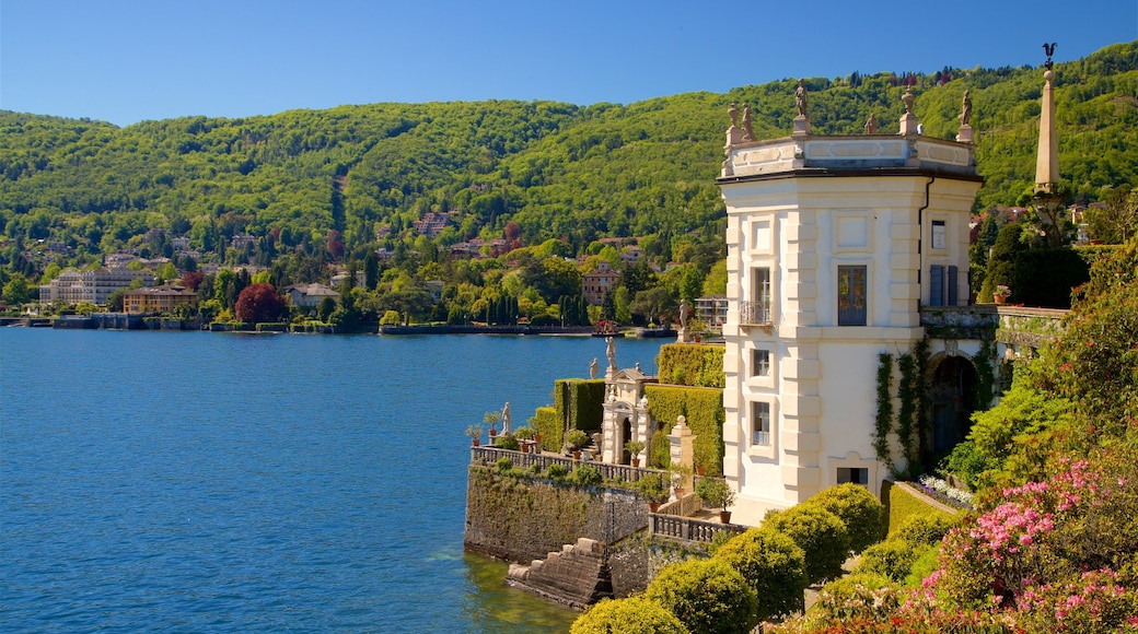 Jardim BotĂąnico de Isola Bella que inclui flores silvestres, elementos de patrimĂŽnio e um parque