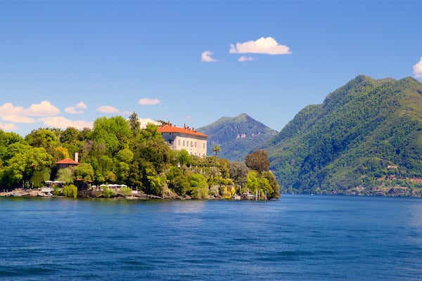 Botanischer Garten der Isola Madre das einen Berge, See oder Wasserstelle und Kleinstadt oder Dorf