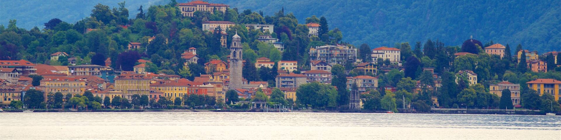 Villa Fedora das einen Berge, See oder Wasserstelle und Kleinstadt oder Dorf