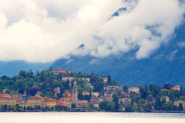 Villa Fedora montrant montagnes, petite ville ou village et lac ou étang