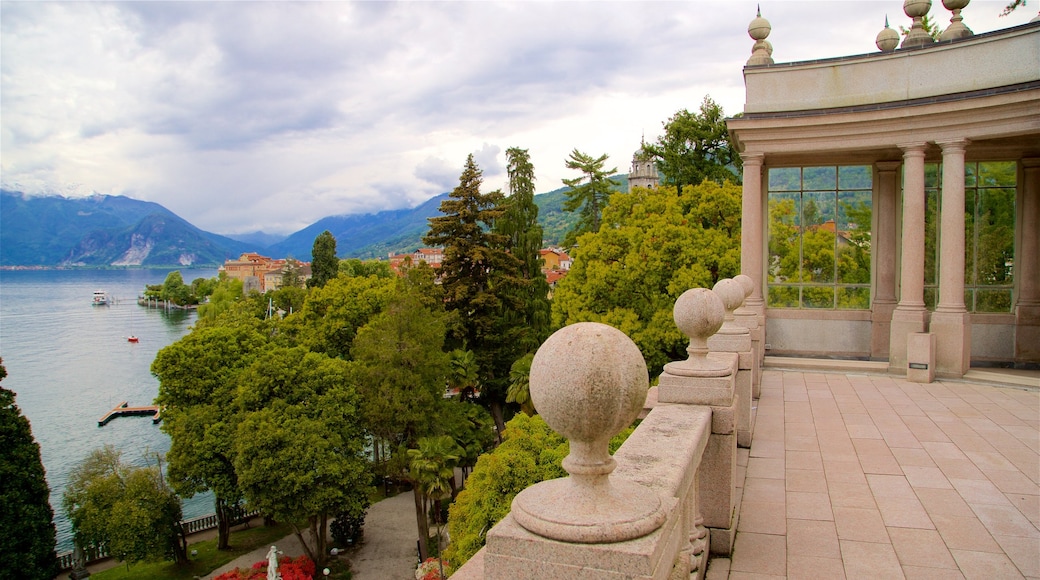 Villa Giulia showing a park, a lake or waterhole and heritage elements