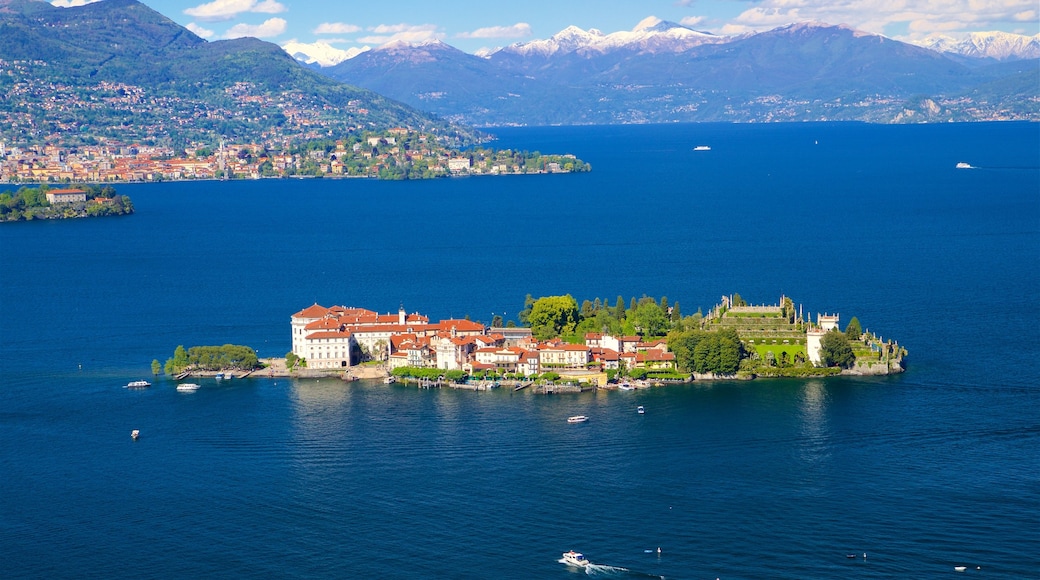 Funivia Stresa-Alpino-Mottarone ofreciendo una pequeña ciudad o aldea, un lago o espejo de agua y una ciudad costera