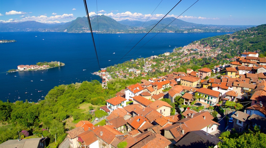 Funivia Stresa-Alpino-Mottarone che include immagini di isole, località costiera e funivia