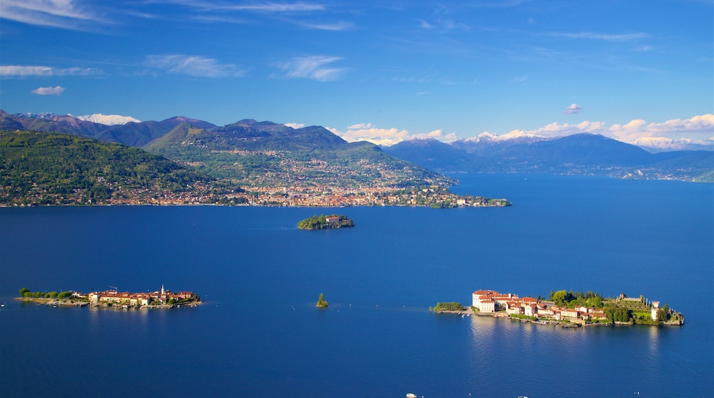 Funivia Stresa-Alpino-Mottarone presenterar en kuststad, öfoton och en liten stad eller by