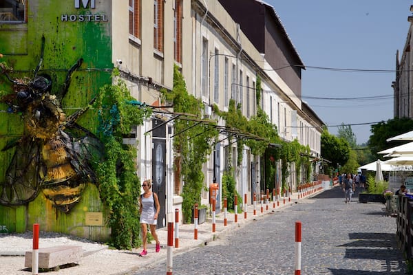 Région de Lisbonne montrant scènes de rue et art en plein air aussi bien que femme