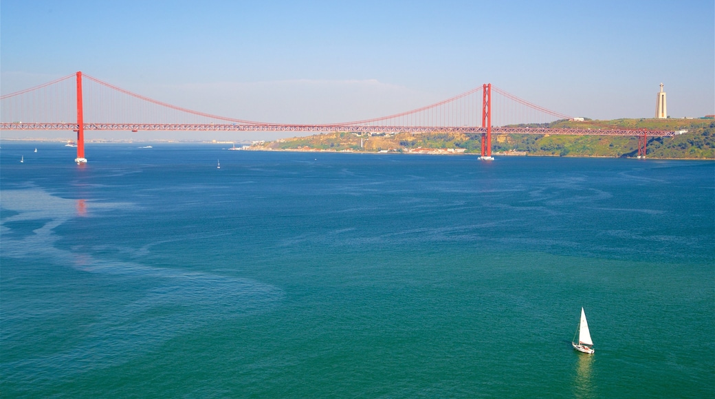 Padrão dos Descobrimentos che include barca a vela, fiume o ruscello e ponte