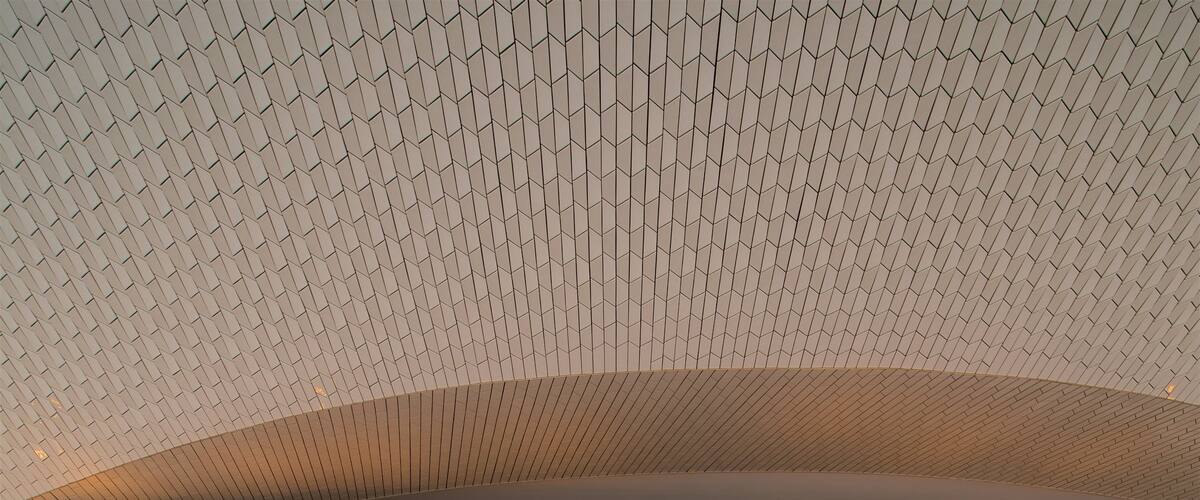 Región de Lisboa mostrando arquitectura moderna y también una pareja