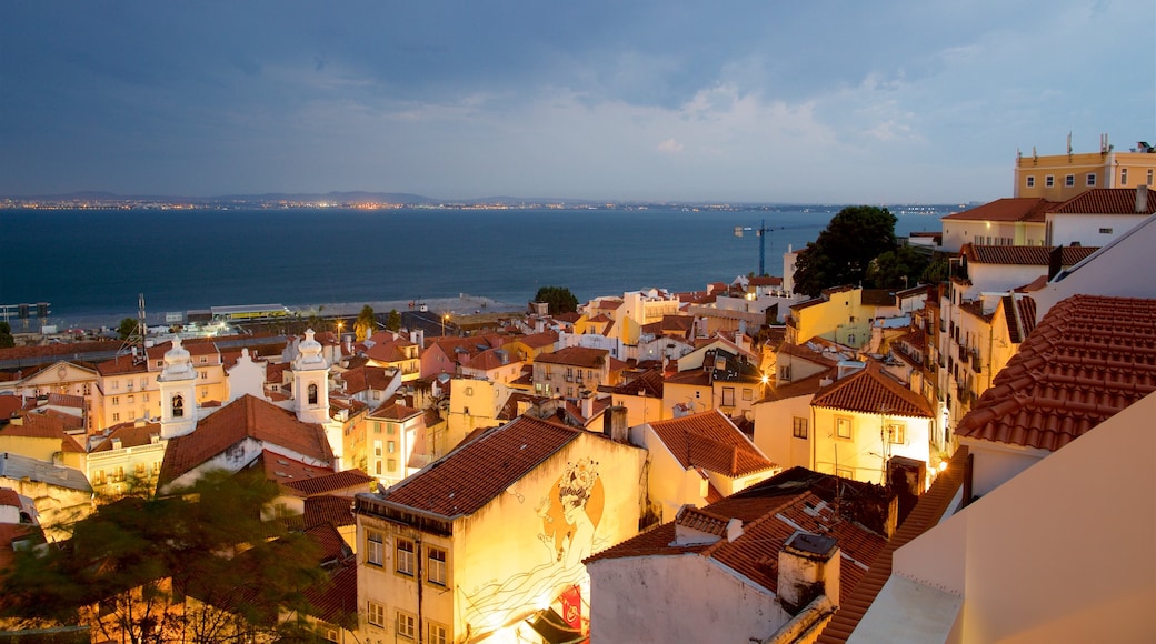 Miradouro de Santa Luzia som omfatter en sø eller et vandhul og en kystby