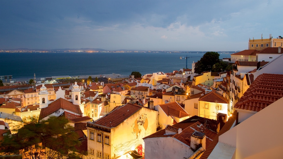 Mirador de Santa Lucía ofreciendo una localidad costera y un lago o laguna
