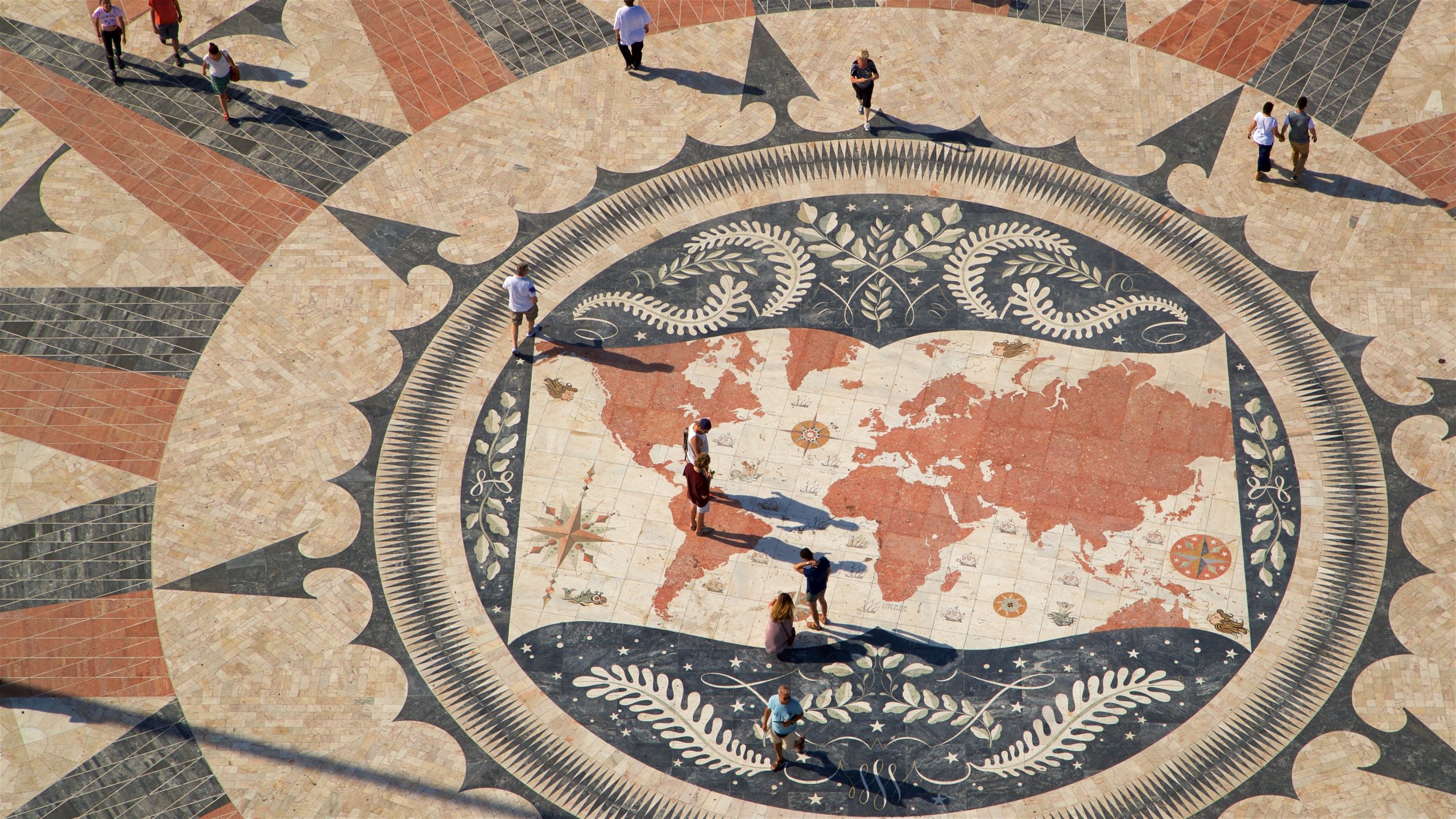 Padrão dos Descobrimentos featuring a square or plaza as well as a small group of people