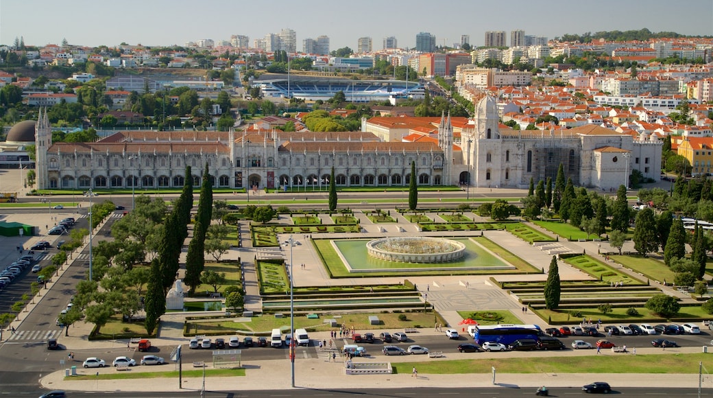 Padrão dos Descobrimentos showing landscape views, a city and a fountain