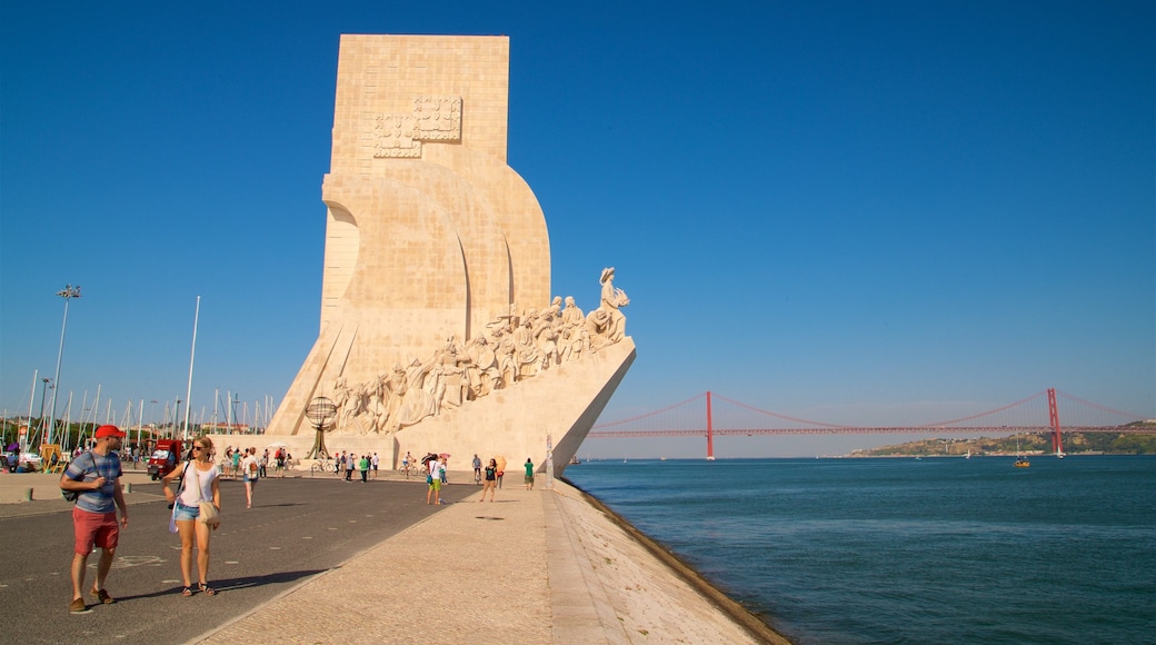 Padrão dos Descobrimentos showing a river or creek, heritage elements and a monument