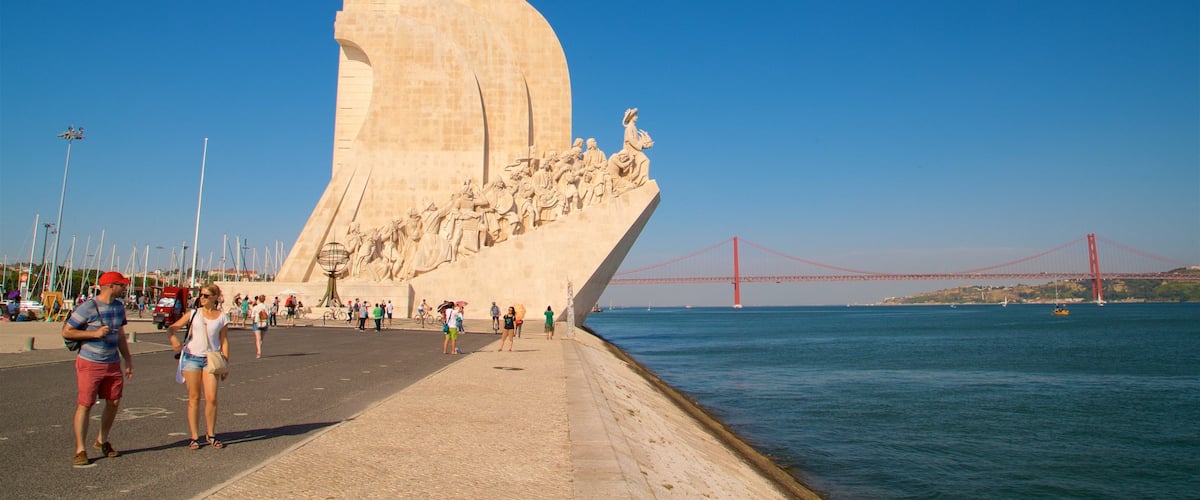 Padrão dos Descobrimentos showing a river or creek, heritage elements and a monument