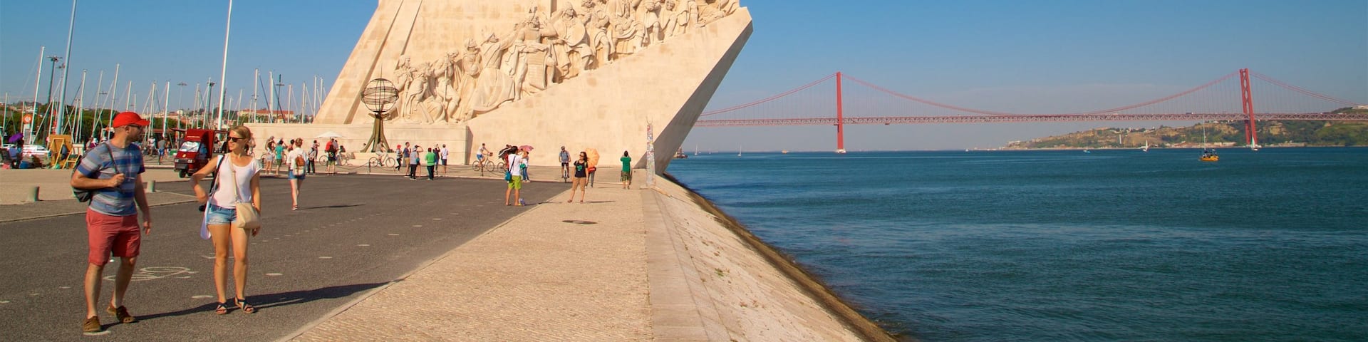Padrão dos Descobrimentos showing a river or creek, heritage elements and a monument