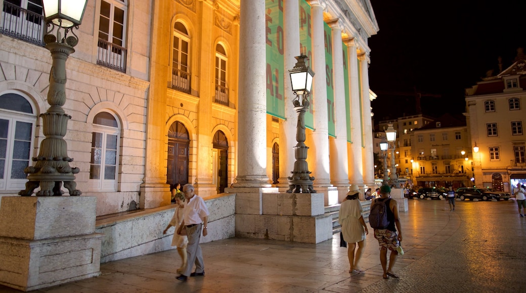 Teatro Nacional D. Maria II bevat een plein, nachtleven en een stad