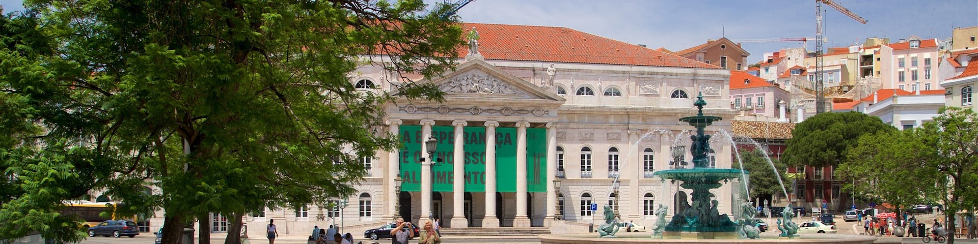 Rossio Square showing a fountain, street scenes and heritage elements