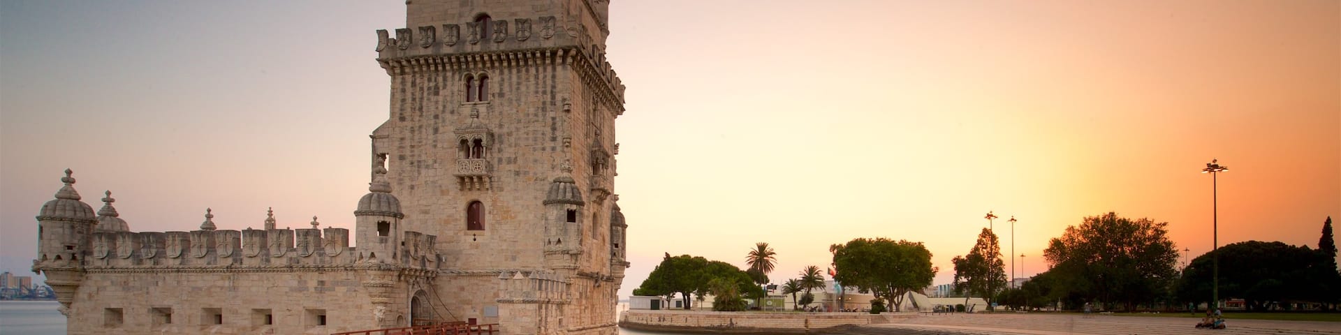 Tour de Belém montrant vues littorales, coucher de soleil et pont
