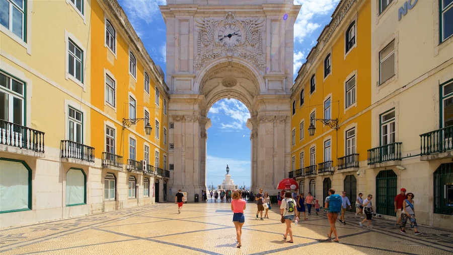 Rua Augusta Arch showing street scenes and heritage elements as well as a large group of people