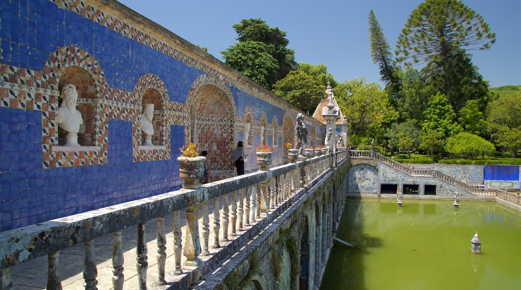 Palácio dos Marqueses de Fronteira caracterizando elementos de patrimônio e um lago