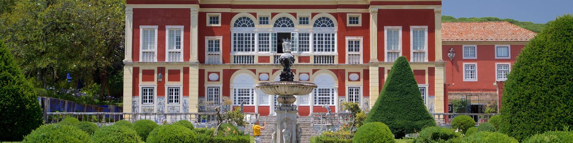 Palace of the Marquises featuring a fountain, heritage elements and a house