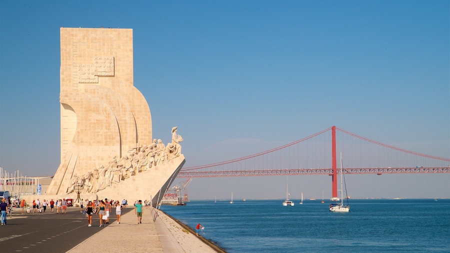 Padrão dos Descobrimentos featuring a bridge, street scenes and a monument