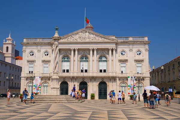 District de  Lisbonne qui includes patrimoine architectural et square ou place aussi bien que petit groupe de personnes