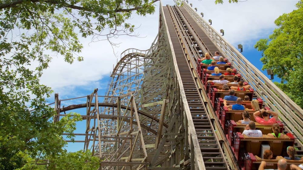 Silver Dollar City mettant en vedette balades aussi bien que petit groupe de personnes