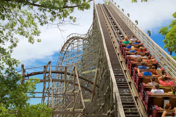 Silver Dollar City mettant en vedette balades aussi bien que petit groupe de personnes