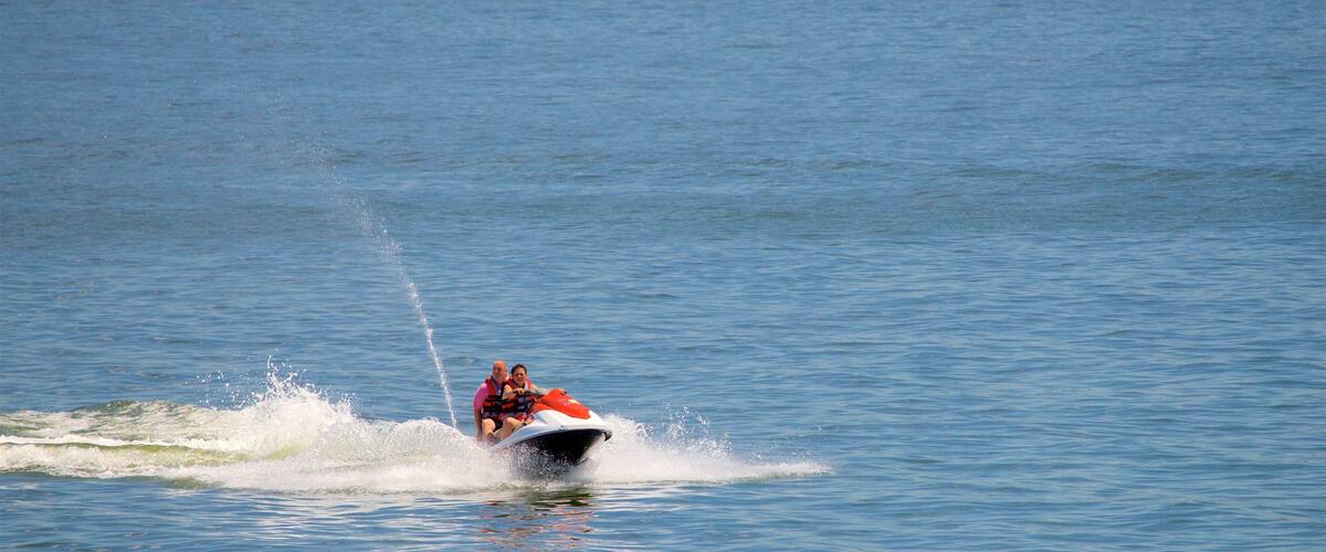 Table Rock Lake 其中包括 水上電單車 和 湖泊或水池 以及 一對夫婦