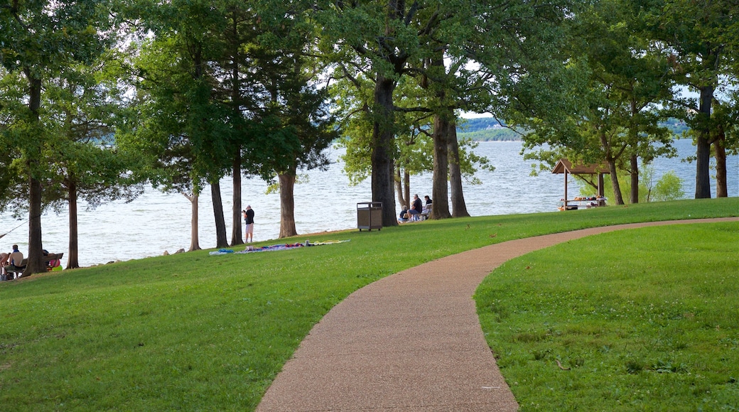 Table Rock Lake caracterizando um jardim e um lago ou charco