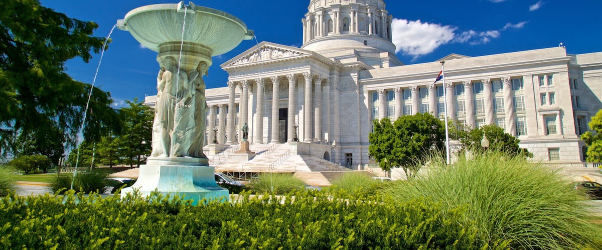 Missouri State Capitol que incluye una fuente, un edificio administrativo y patrimonio de arquitectura