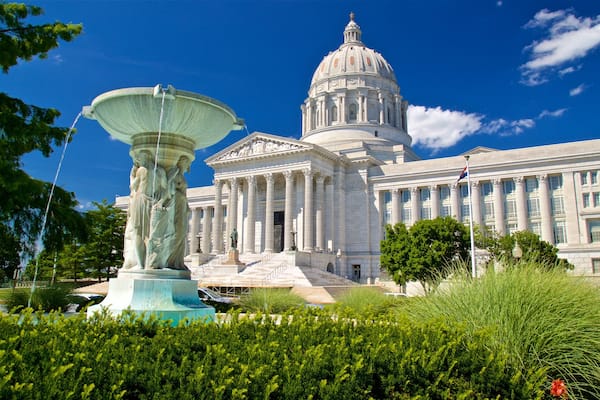 Missouri State Capitol featuring a fountain, heritage architecture and an administrative building