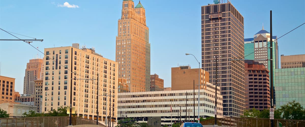 Downtown Kansas City showing landscape views, a high-rise building and a city