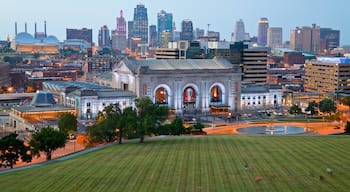 Union Station which includes heritage architecture, a city and a skyscraper