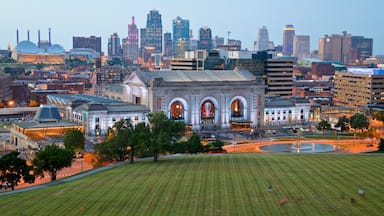 Union Station welches beinhaltet Park, Hochhaus und Landschaften