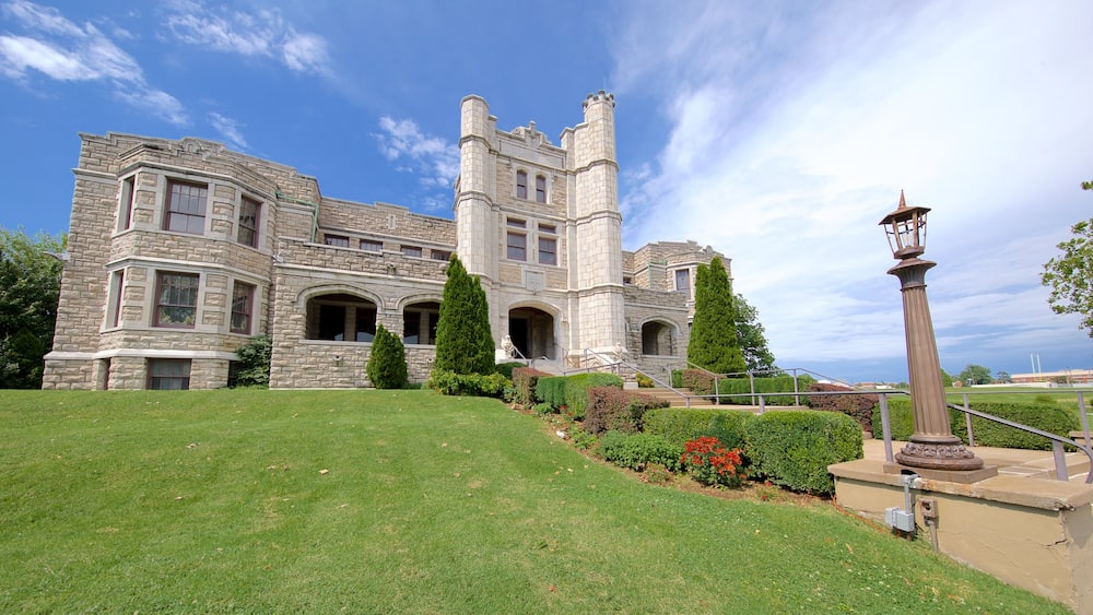 Pythian Castle welches beinhaltet Garten und historische Architektur