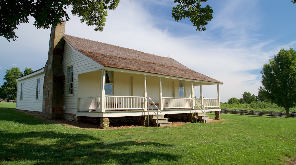 Wilsons Creek National Battlefield showing a house and tranquil scenes