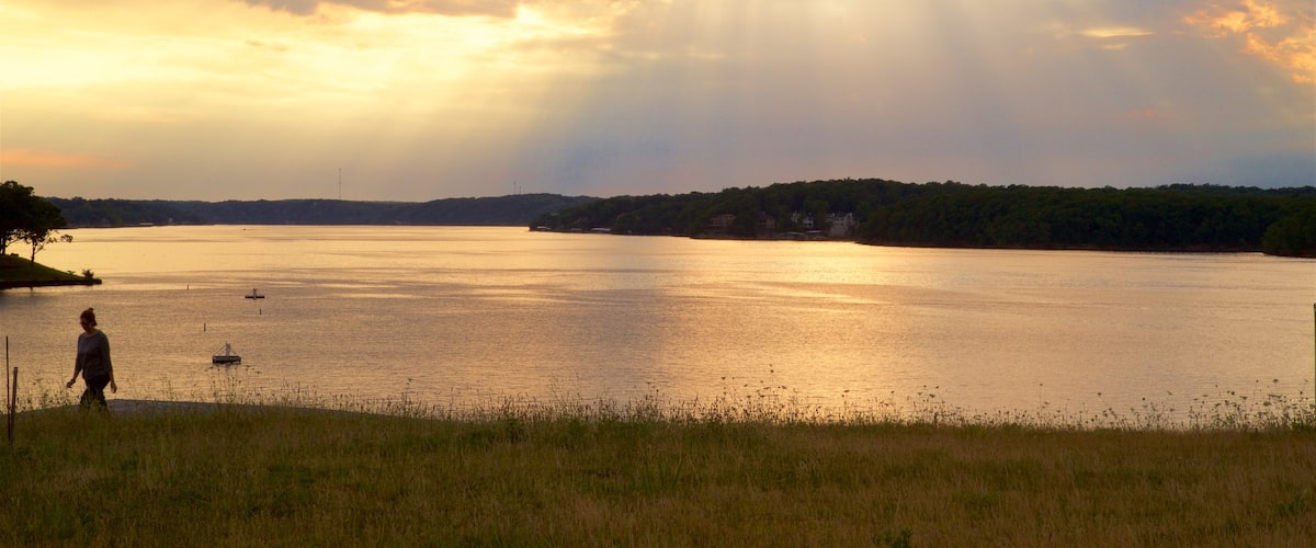 Osage Beach que incluye una puesta de sol y un lago o abrevadero