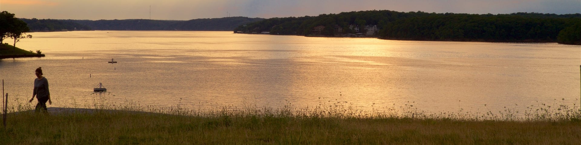 オーセージ ビーチ フィーチャー 夕焼け と 湖あるいは泉