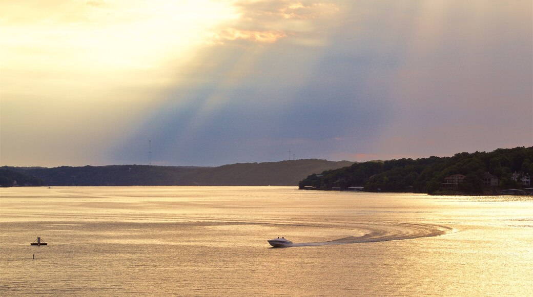 Osage Beach mostrando una puesta de sol, un lago o abrevadero y paseos en lancha