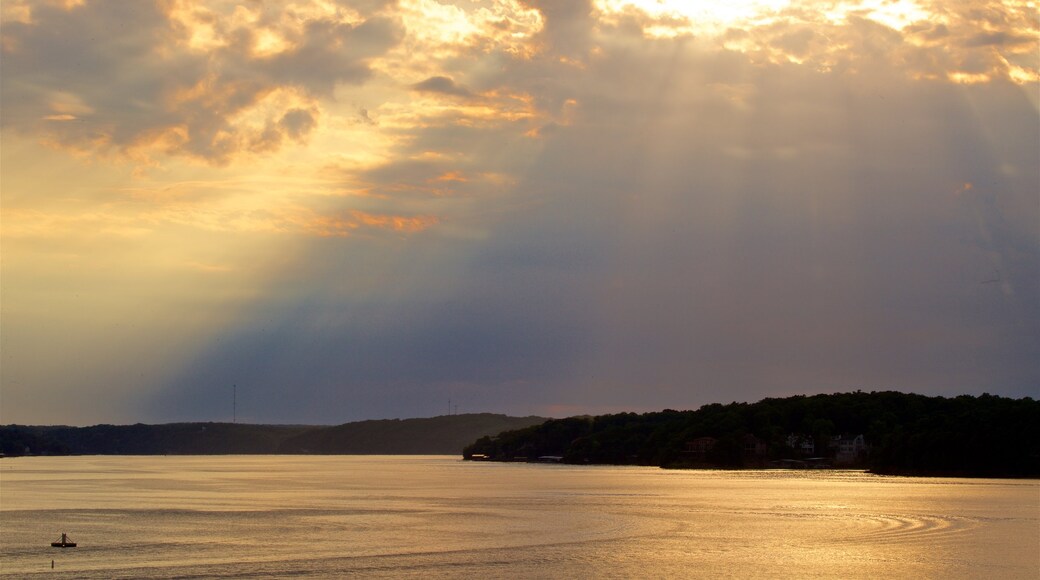 Osage Beach ofreciendo una puesta de sol y un lago o abrevadero